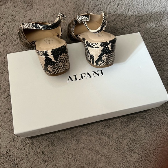 Warn a couple times. No scuffs - Picture 4 of 4